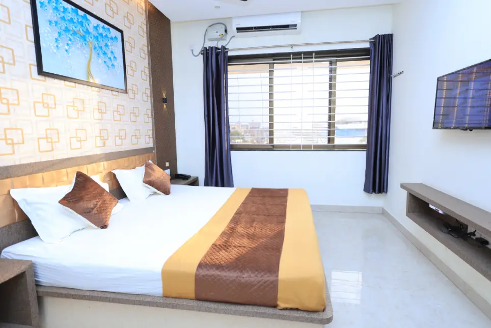 Double Bed AC room in Vellore near VIT and CMC - Thendral Inn